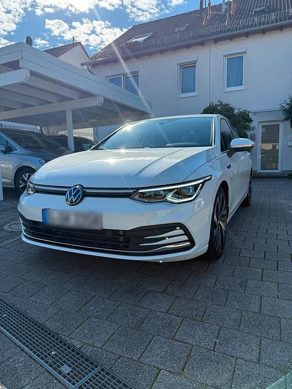 Weiß Gebraucht 2022 VW Golf VIII Style Limousine | 22.490 € (Superpreis) - Bild 1/4