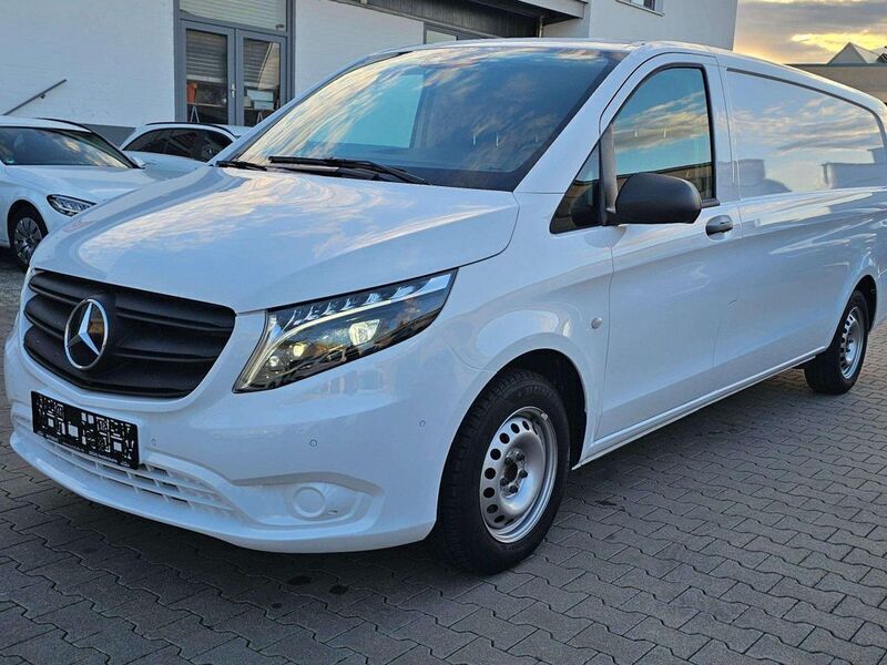 Arktikweiss Gebraucht 2023 Mercedes Vito Van / Kleinbus | 31.990 € (Guter Preis) - Bild 1/4