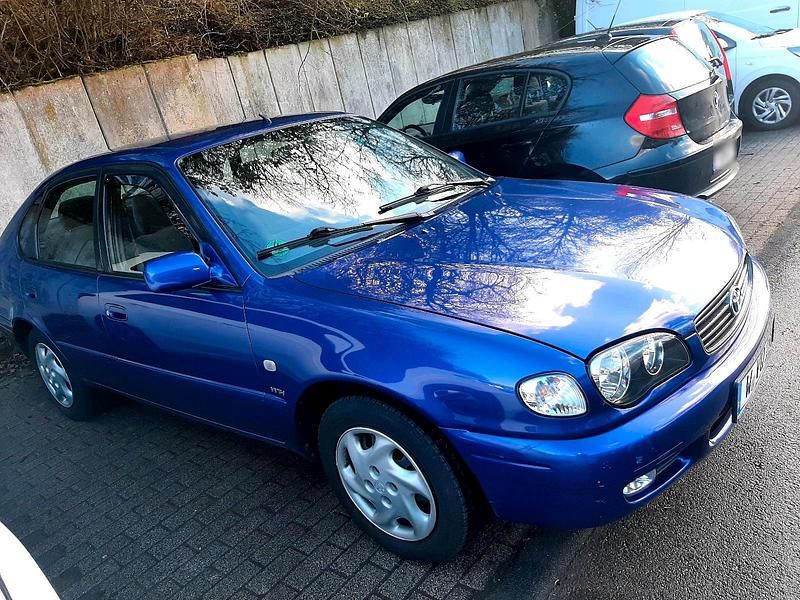 Gebraucht Toyota Corolla 97 PS (71 kW) 2001 Blau Limousine