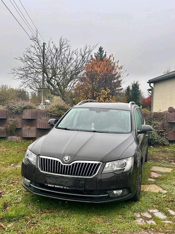 Braun Gebraucht 2014 Skoda Superb Kombi | 6.666 € (Superpreis) - Bild 1/4