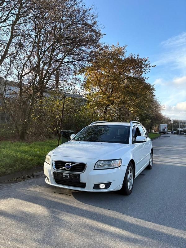 Weiß Gebraucht 2011 Volvo V50 Kombi | 2.800 € (Guter Preis) - Bild 1/4