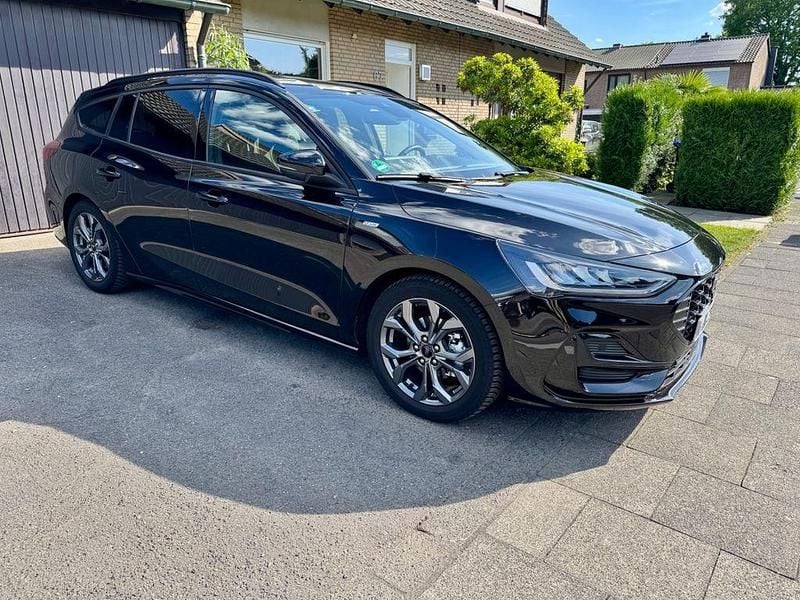Schwarz Gebraucht 2024 Ford Focus ST-Line X Limousine | 23.900 € (Guter Preis) - Bild 1/4