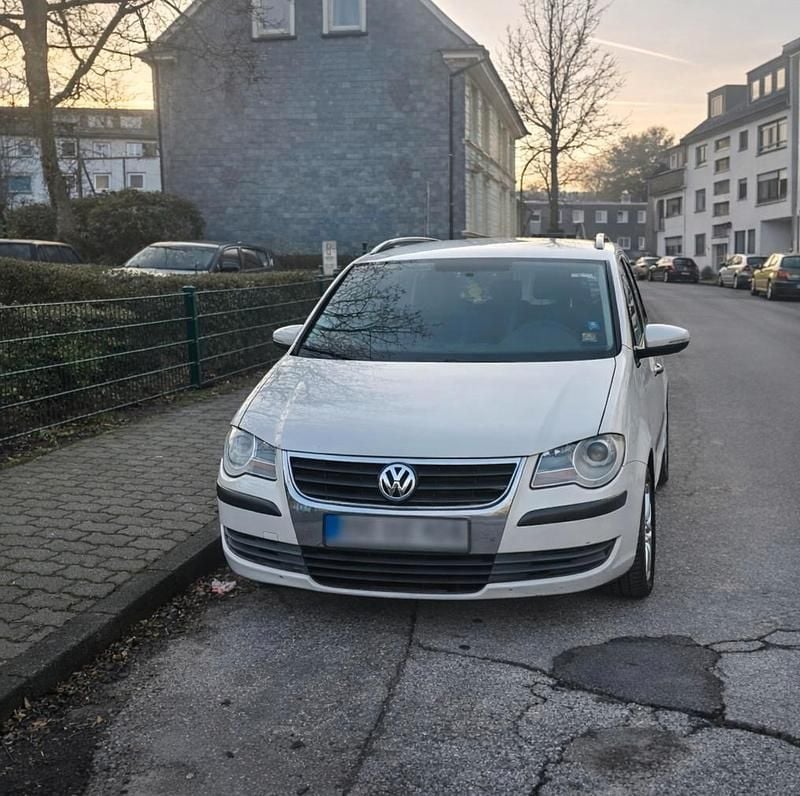 Weiß Gebraucht 2010 VW Touran Van / Kleinbus | 2.200 € (Guter Preis) - Bild 1/4