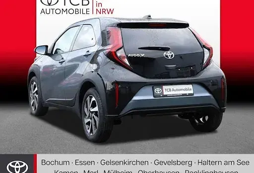 Neu Toyota Aygo X 72 PS (52 kW) 2026 Grau SUV
