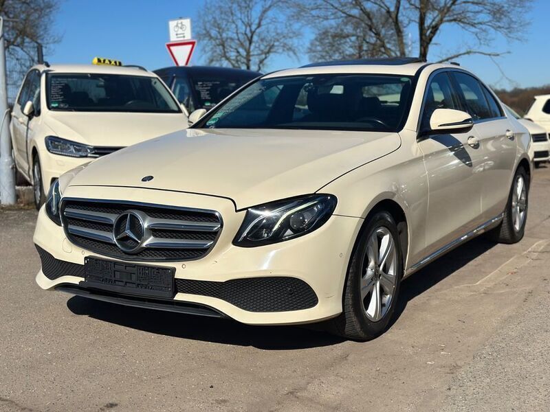 Beige Gebraucht 2017 Mercedes E200 Avantgarde Limousine | 9.600 € - Bild 1/4