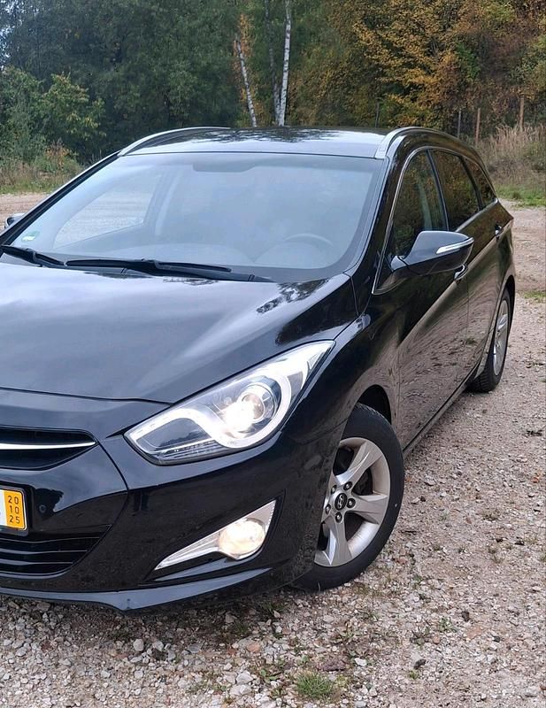 Schwarz Gebraucht 2013 Hyundai i40 Kombi | 5.999 € (Guter Preis) - Bild 1/4