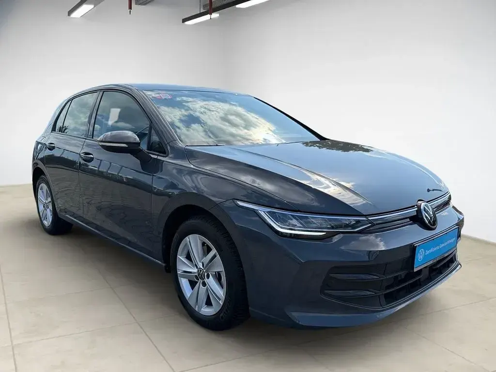 Gebraucht VW Golf VIII Life 150 PS (110 kW) 2024 Grau Limousine