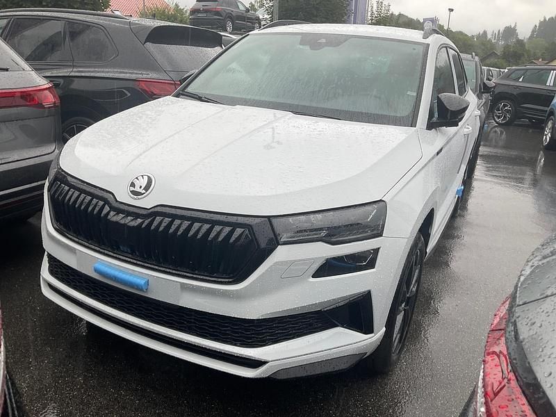Moon weiß perleffekt Neu 2025 Skoda Karoq SportLine SUV | 38.495 € (Guter Preis) - Bild 1/3