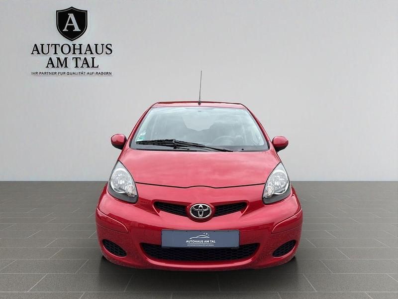 Gebraucht Toyota Aygo 68 PS (50 kW) 2011 Rot Kleinwagen
