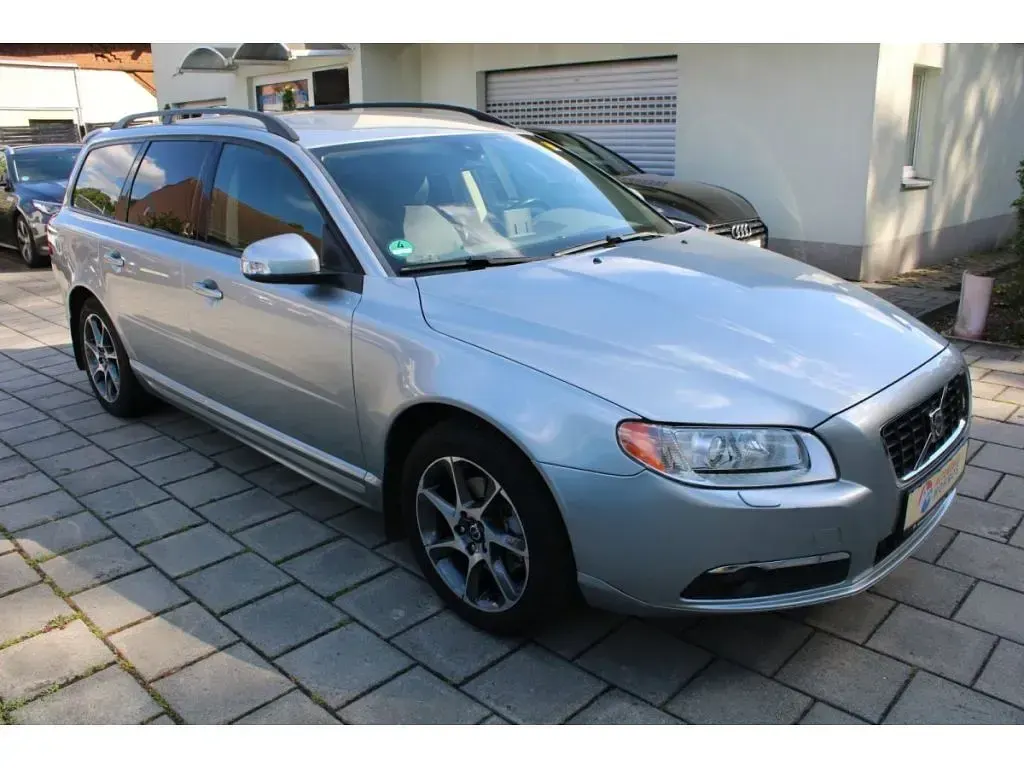 Gebraucht Volvo V70 Momentum 145 PS (106 kW) 2010 Electricsilver (metallic) Kombi
