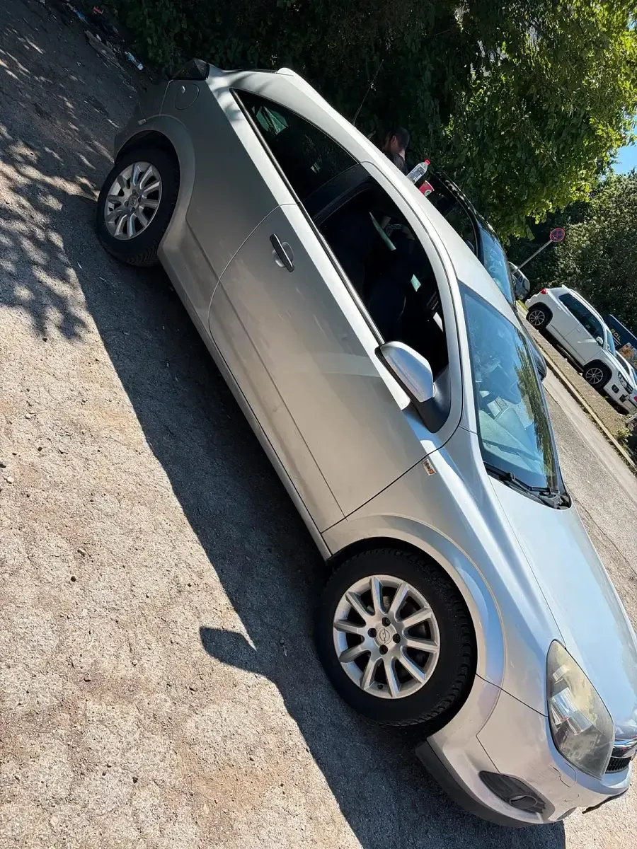 Usata Opel Astra 90 CV (66 kW) 2009 Argento Coupé