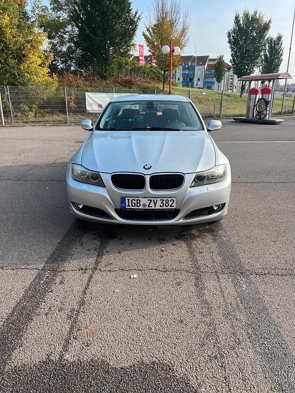 Silber Gebraucht 2011 BMW 318 Limousine | 6.150 € (Fairer Preis) - Bild 1/4
