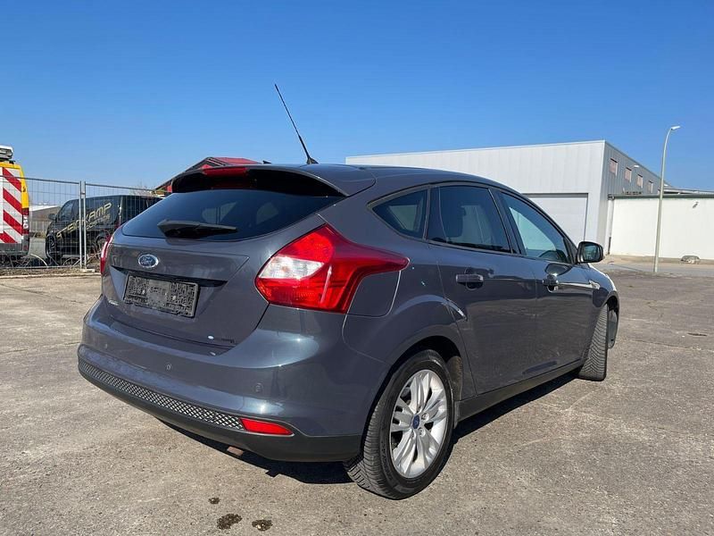 Gebraucht Ford Focus Trend 125 PS (91 kW) 2011 Violet Limousine