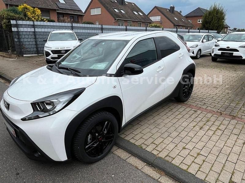 Weiß Gebraucht 2024 Toyota Aygo X-play Kleinwagen | 15.800 € - Bild 1/4