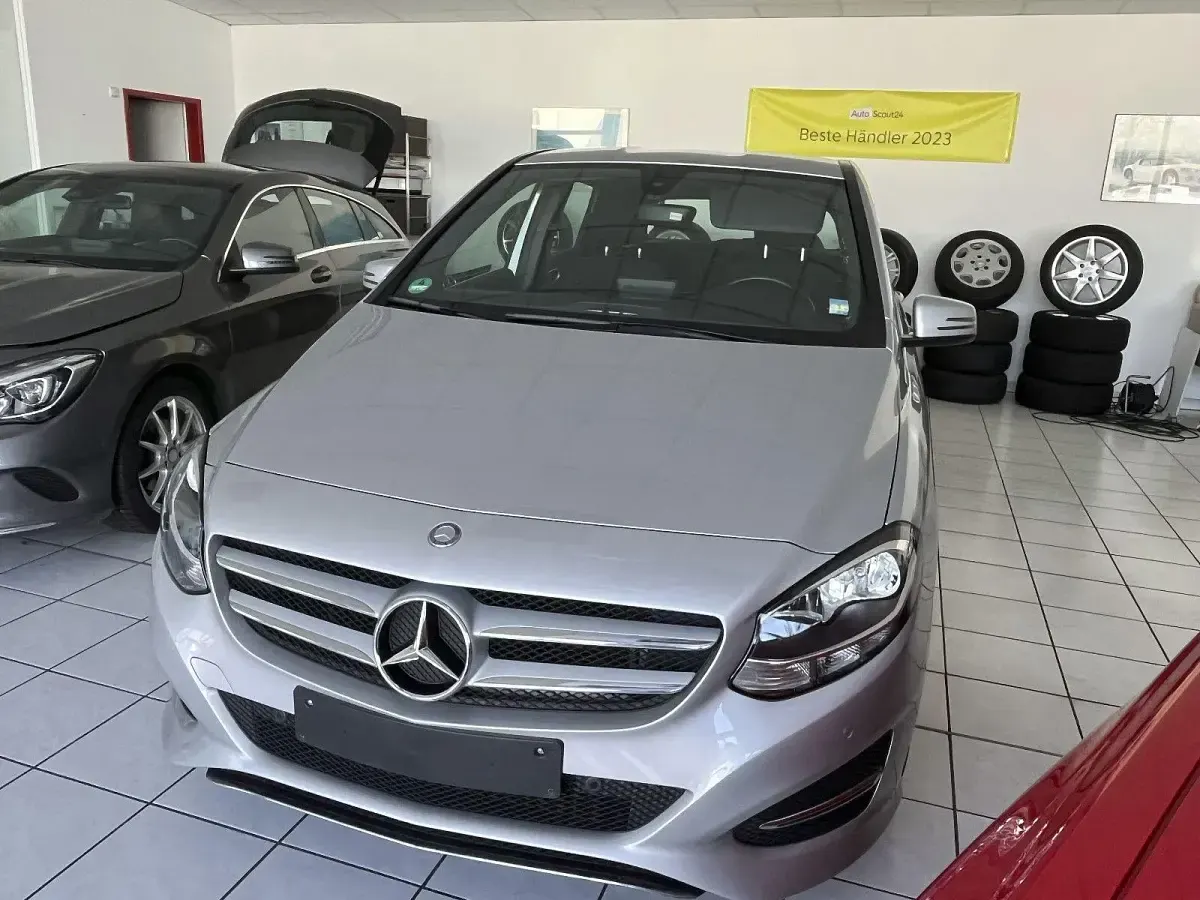 Gebraucht Mercedes B180 Style 122 PS (89 kW) 2017 Silber Kleinwagen