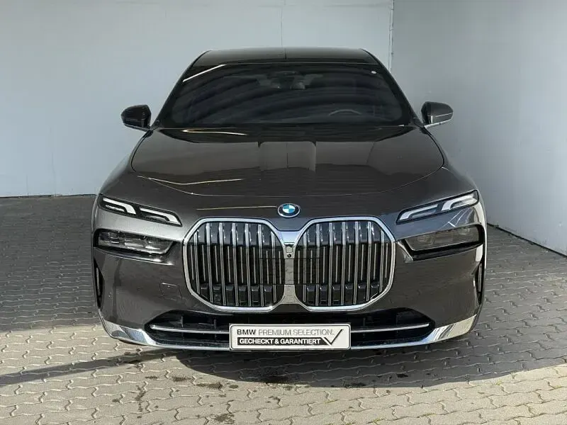 Gebraucht BMW 750e 489 PS (359 kW) 2025 Grau Limousine