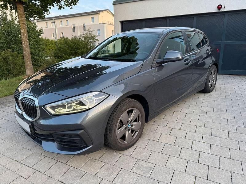 Grau Gebraucht 2020 BMW 116 Kleinwagen | 15.980 € (Fairer Preis) - Bild 1/4