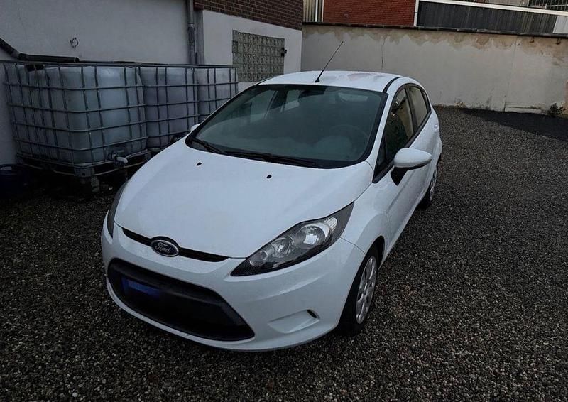 Weiß Gebraucht 2011 Ford Fiesta Limousine | 2.550 € (Guter Preis) - Bild 1/4