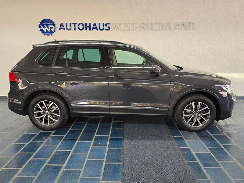 Gebraucht VW Tiguan Life 150 PS (110 kW) 2022 Uranograu/cinza urano SUV