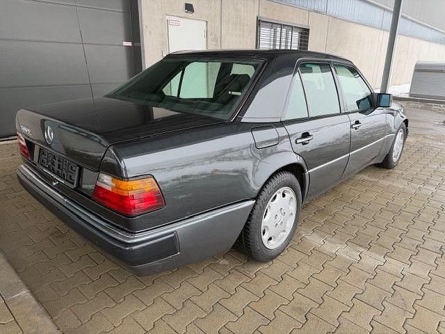 Gebraucht Mercedes E500 326 PS (239 kW) 1992 Schwarz Limousine