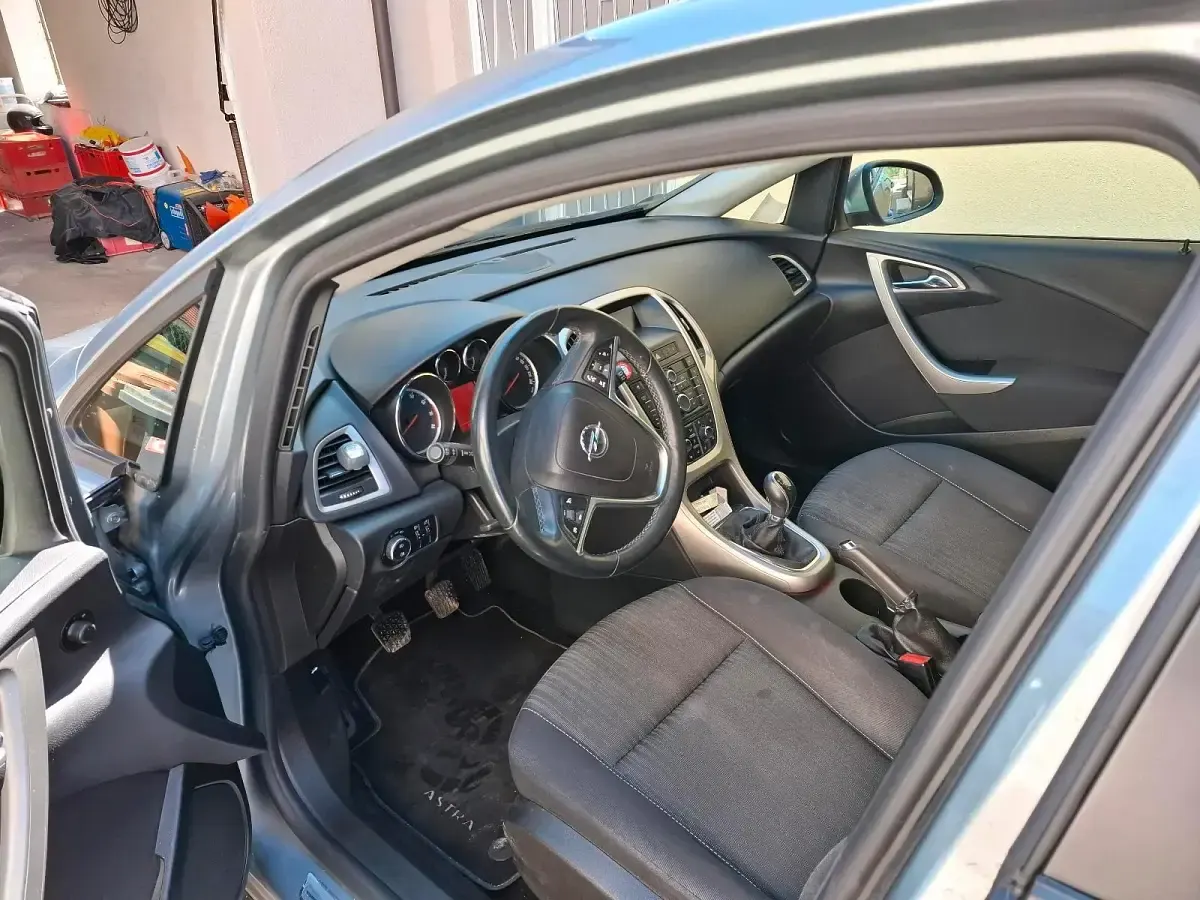 Second-hand Opel Astra 140 CP (102 kW) 2011 Andere farben Hatchback