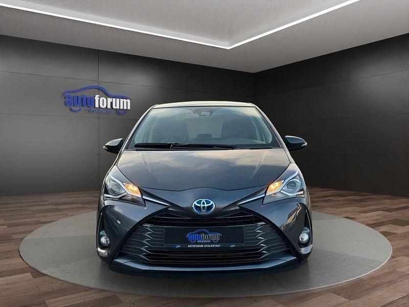 Gebraucht Toyota Yaris Hybrid Club 101 PS (74 kW) 2019 Grau Limousine