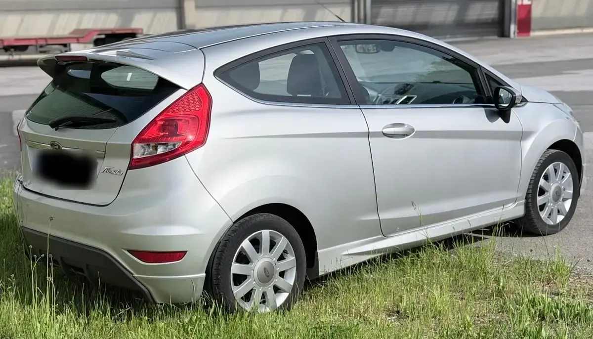 Usata Ford Fiesta 60 CV (44 kW) 2009 Argento Utilitaria