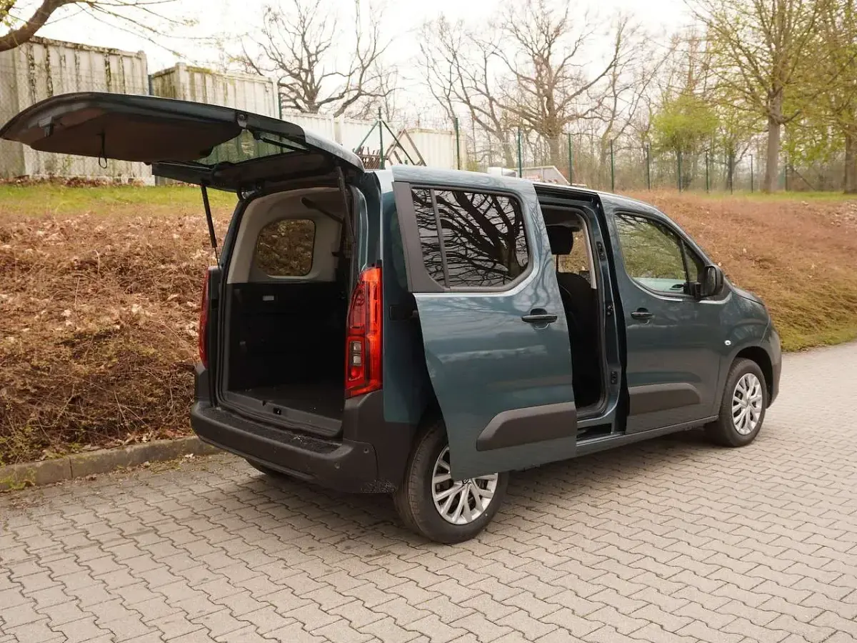 Neu Fiat Doblò 131 PS (96 kW) 2026 Blau Van / Kleinbus