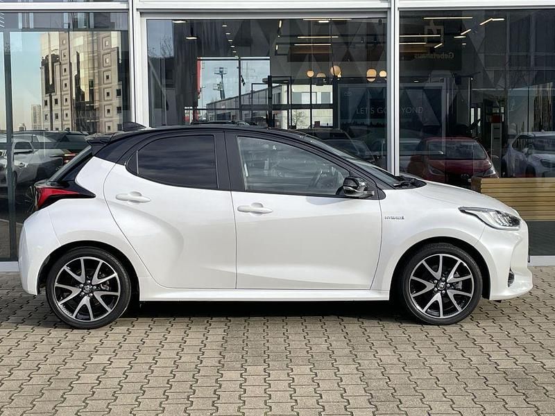 Gebraucht Toyota Yaris Hybrid Style 116 PS (85 kW) 2021 Weiß Limousine