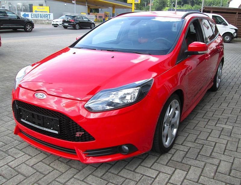 Gebraucht Ford Focus ST 250 PS (183 kW) 2014 Rot Limousine