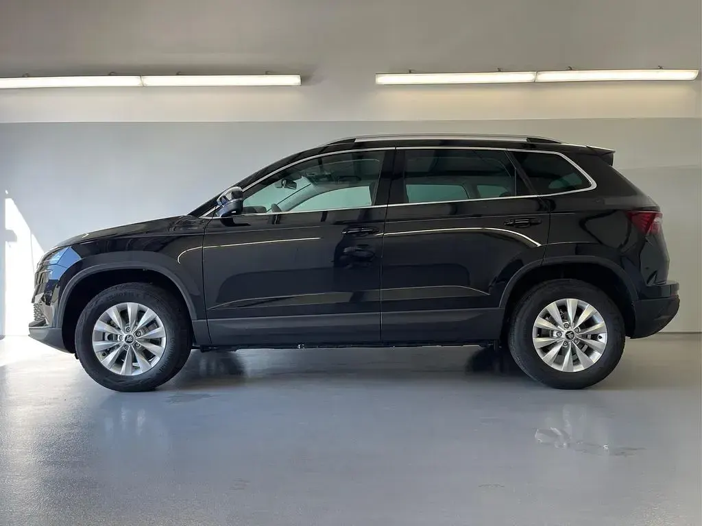 Neu Skoda Karoq Ambiente 150 PS (110 kW) 2026 [8x8x] race blue metallic SUV