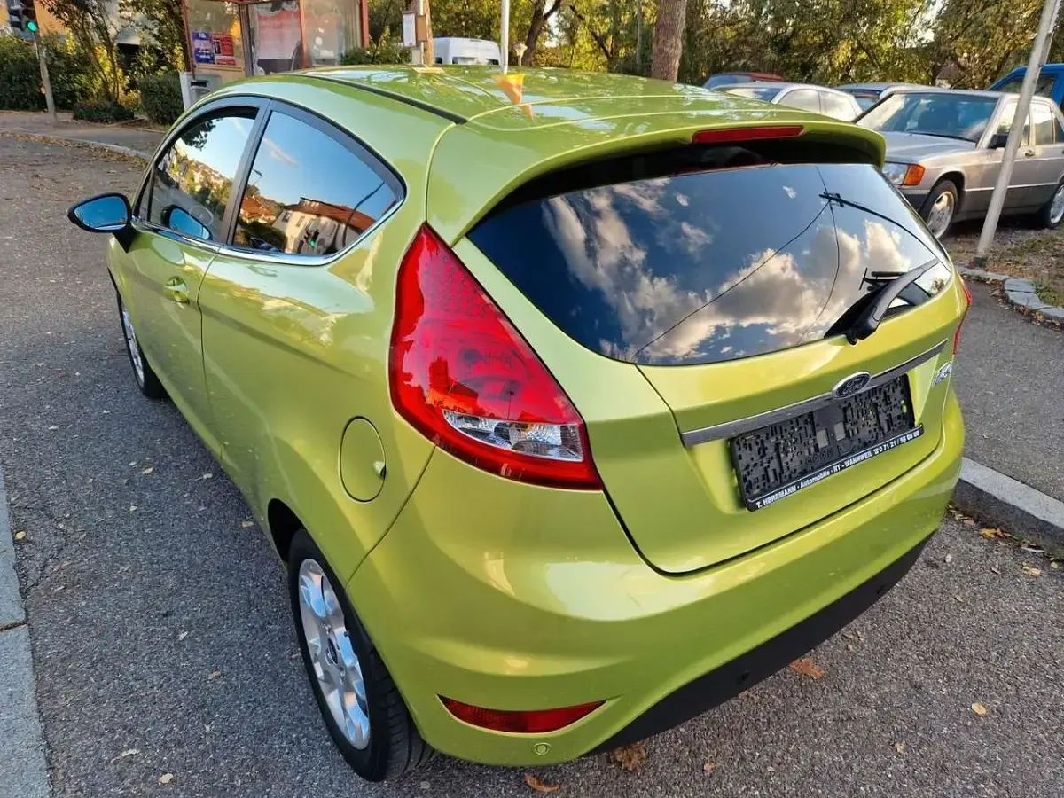 Gebraucht Ford Fiesta Titanium 82 PS (60 kW) 2012 Grün Kleinwagen