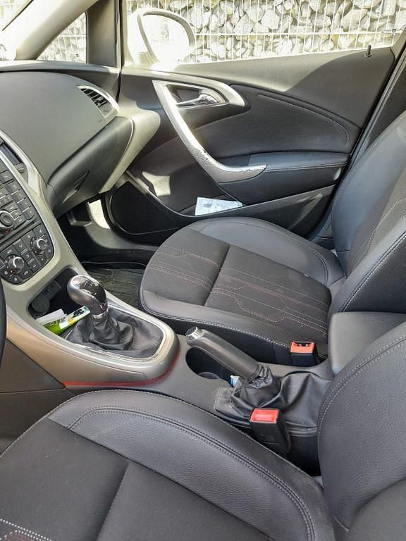 Gebraucht Opel Astra Edition 140 PS (102 kW) 2012 Silber Limousine