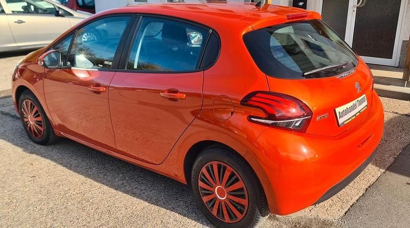 Gebraucht Peugeot 208 Active 82 PS (60 kW) 2017 Orange Kleinwagen