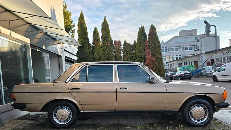 Gebraucht Mercedes E300 88 PS (64 kW) 1980 Gold Limousine