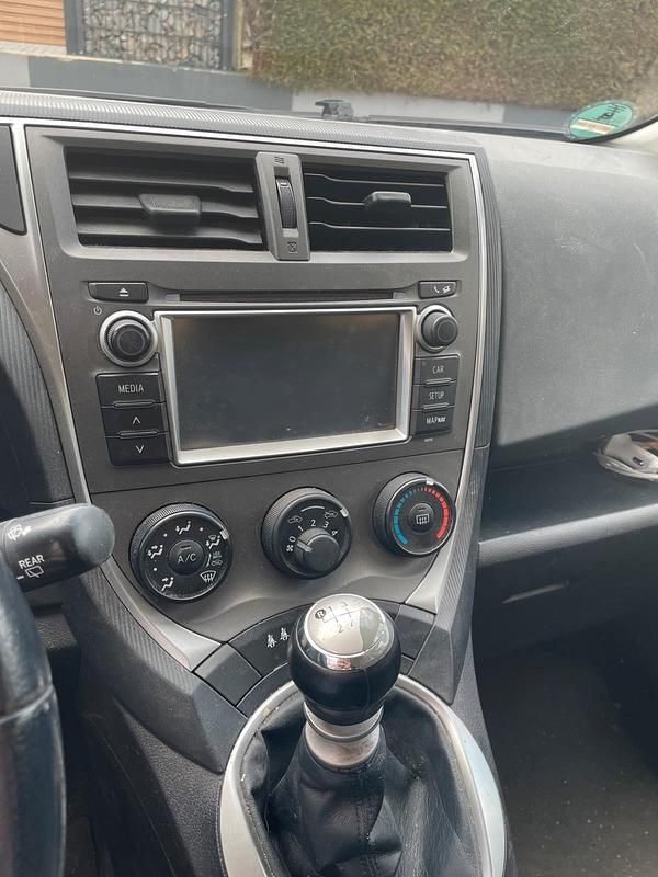 Gebraucht Toyota Verso-S 99 PS (72 kW) 2012 Weiß Van / Kleinbus