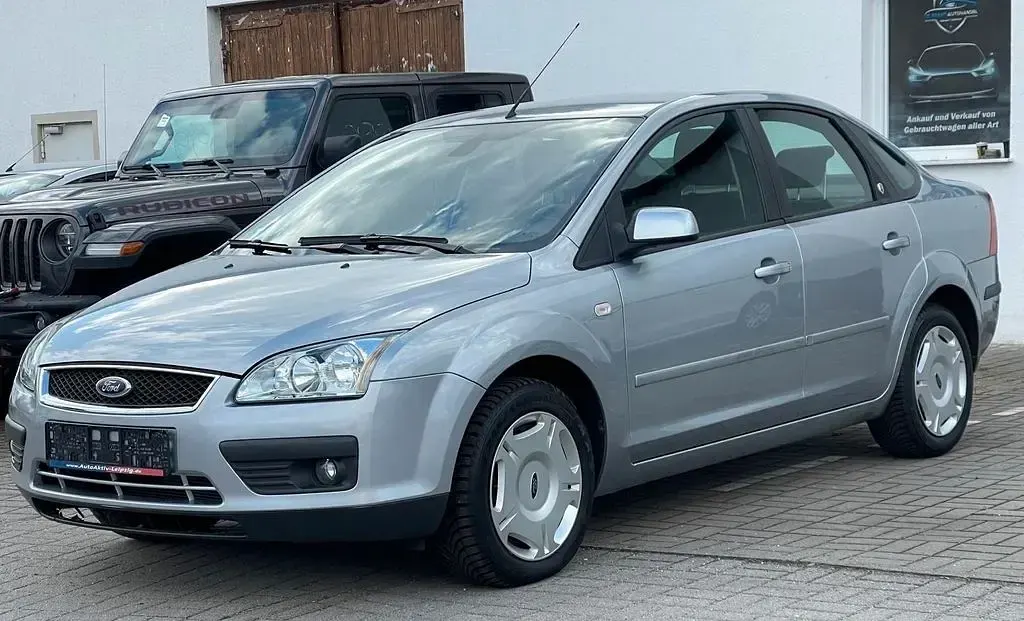 Używany Ford Focus Ghia 101 KM (74 kW) 2005 Srebrny Sedan/Limuzyna