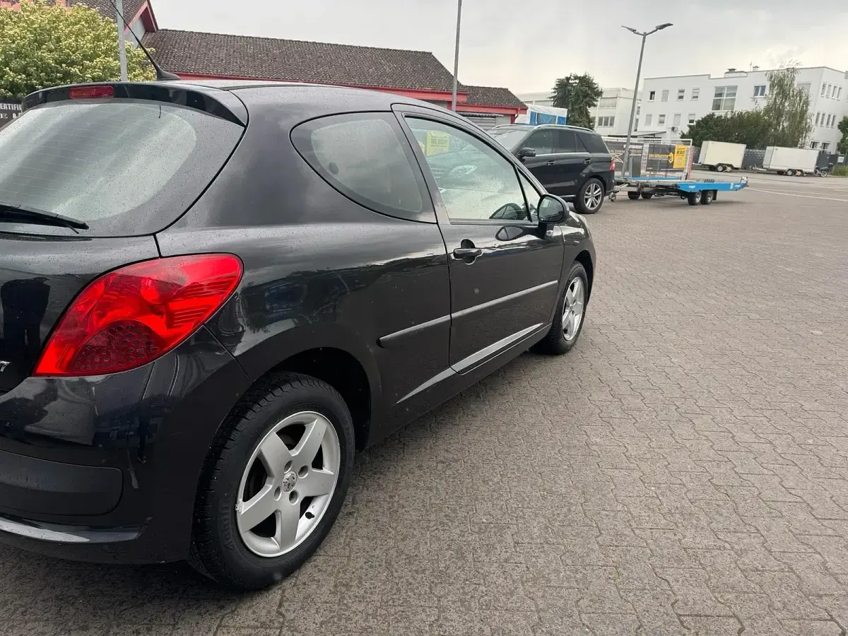 Gebraucht Peugeot 207 96 PS (70 kW) 2009 Schwarz Kleinwagen