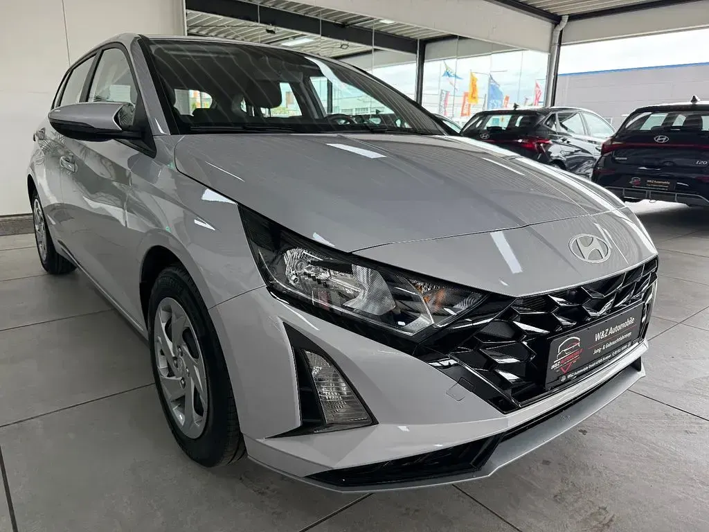 Gebraucht Hyundai i20 101 PS (74 kW) 2025 Grau Kleinwagen