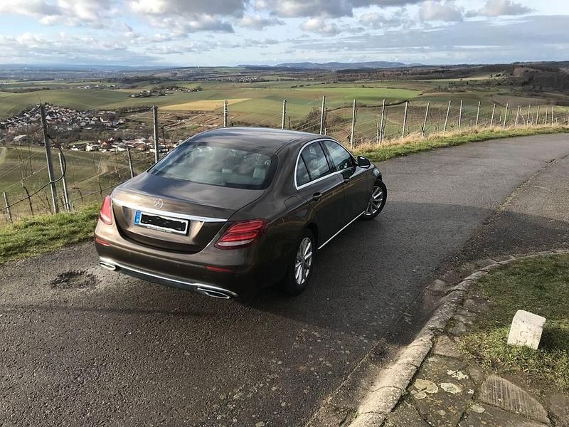 Gebraucht Mercedes E220 Avantgarde 194 PS (142 kW) 2016 Braun Limousine