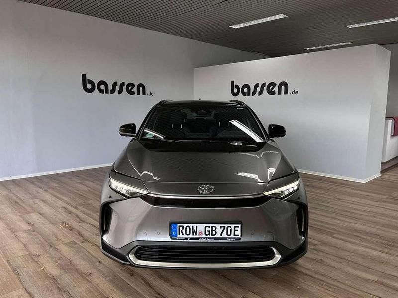 Palladiumsilber /dach schwarz Gebraucht 2022 Toyota bZ4X Comfort SUV | 39.800 € (Teuer) - Bild 1/4