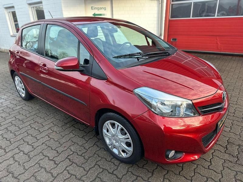 Gebraucht Toyota Yaris Executive 99 PS (72 kW) 2012 Rot Kleinwagen