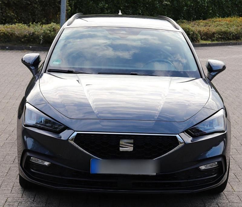 Grau Gebraucht 2021 Seat Leon Reference Kombi | 13.500 € (Superpreis) - Bild 1/4