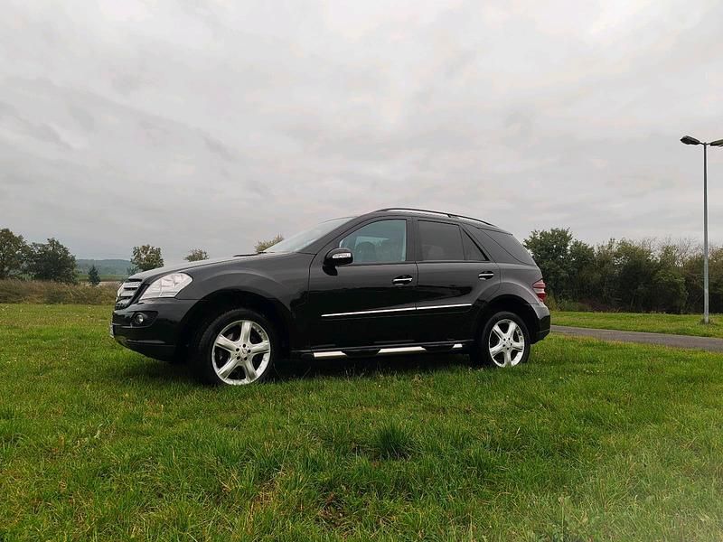 Schwarz Gebraucht 2006 Mercedes ML320 SUV | 9.990 € - Bild 1/4