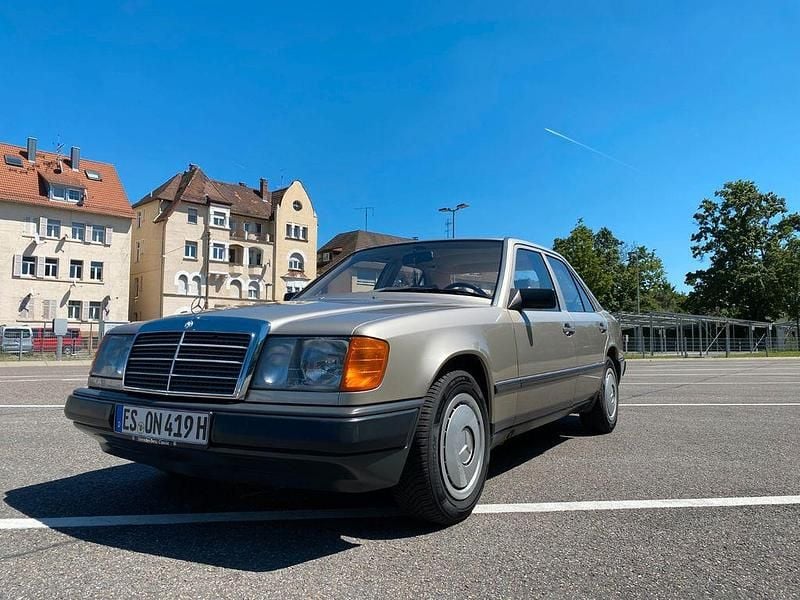 Gebraucht Mercedes E230 132 PS (97 kW) 1988 Silber Limousine