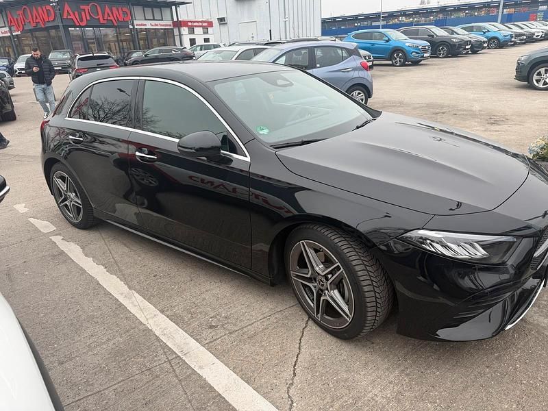 Second-hand Mercedes A180 2025 Negru Hatchback