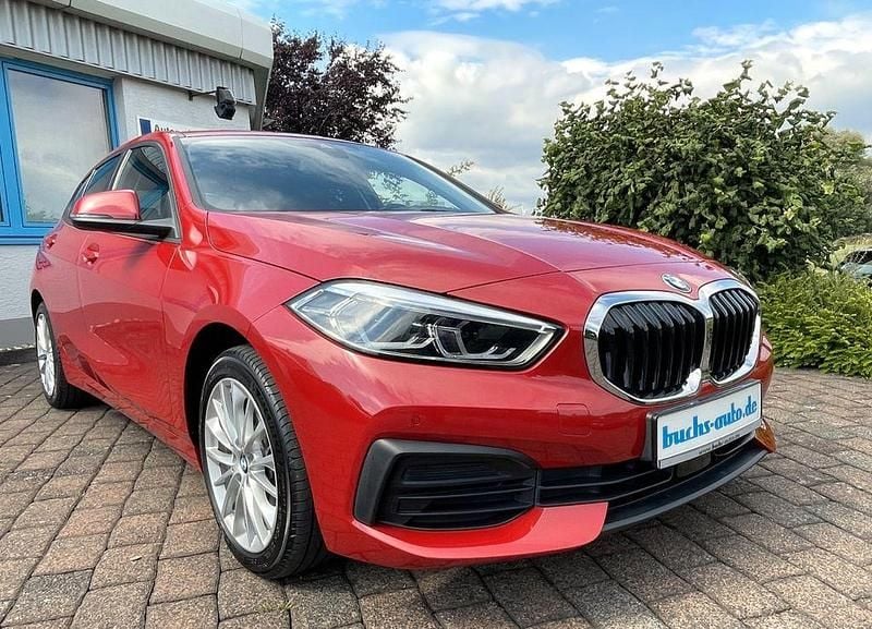 Rot Gebraucht 2021 BMW 118 Advantage Kleinwagen | 14.990 € (Guter Preis) - Bild 1/4