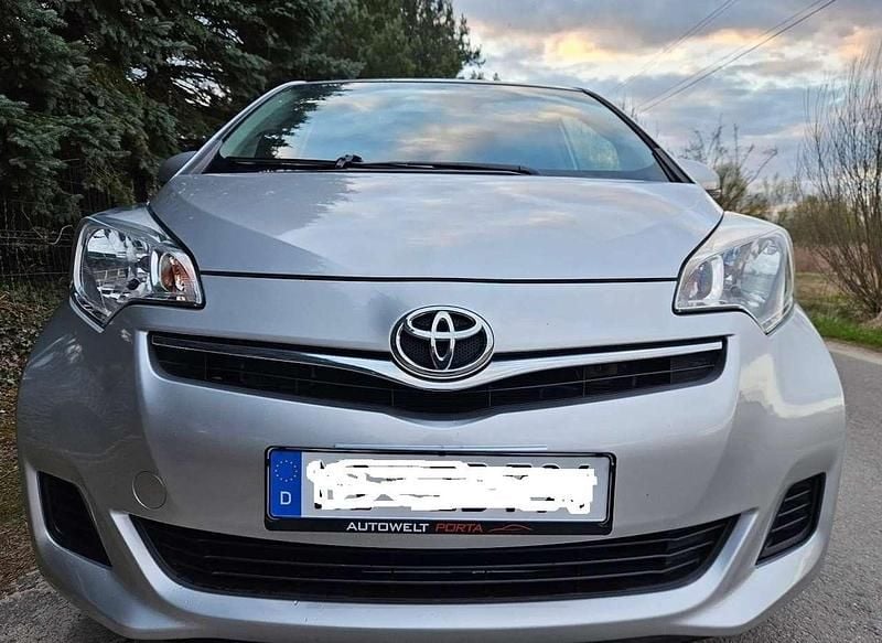Gebraucht Toyota Verso-S Club 99 PS (72 kW) 2011 Grau Van / Kleinbus