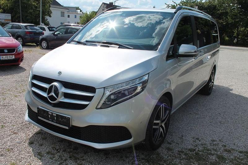 Silber Gebraucht 2022 Mercedes V250 Van / Kleinbus | 60.900 € - Bild 1/4