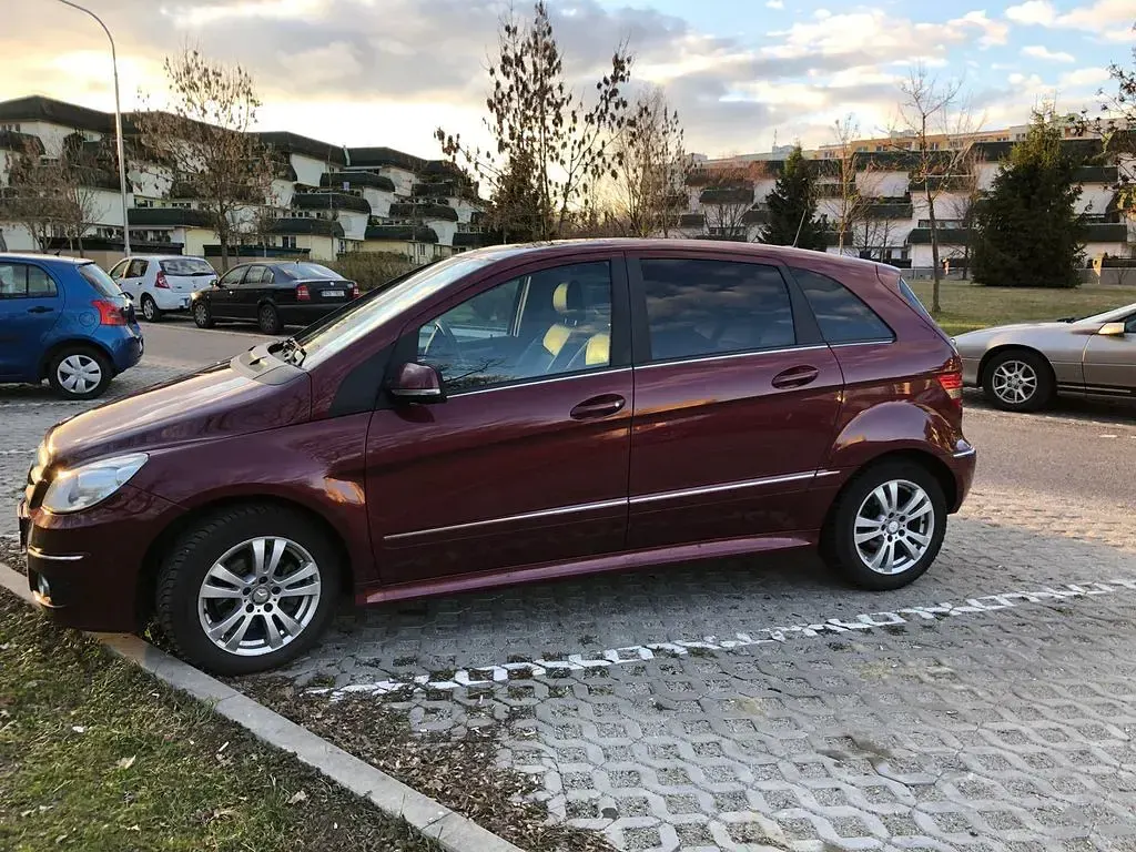 Gebraucht Mercedes B200 140 PS (102 kW) 2009 Rot Van / Kleinbus